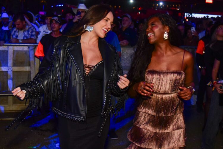 Rafa Kalimann e Kenya Sade curtindo show de Chitãozinho e Xororó no Jaguariúna Rodeo Festival