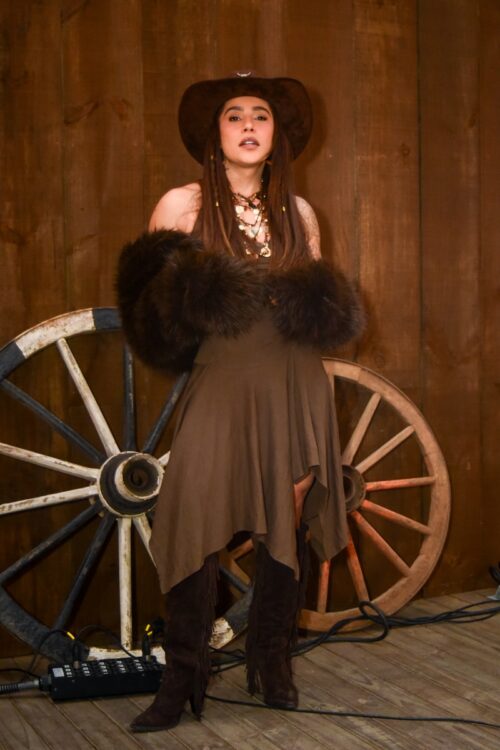 Lauana Prado faz show surpresa na avenida Paulista