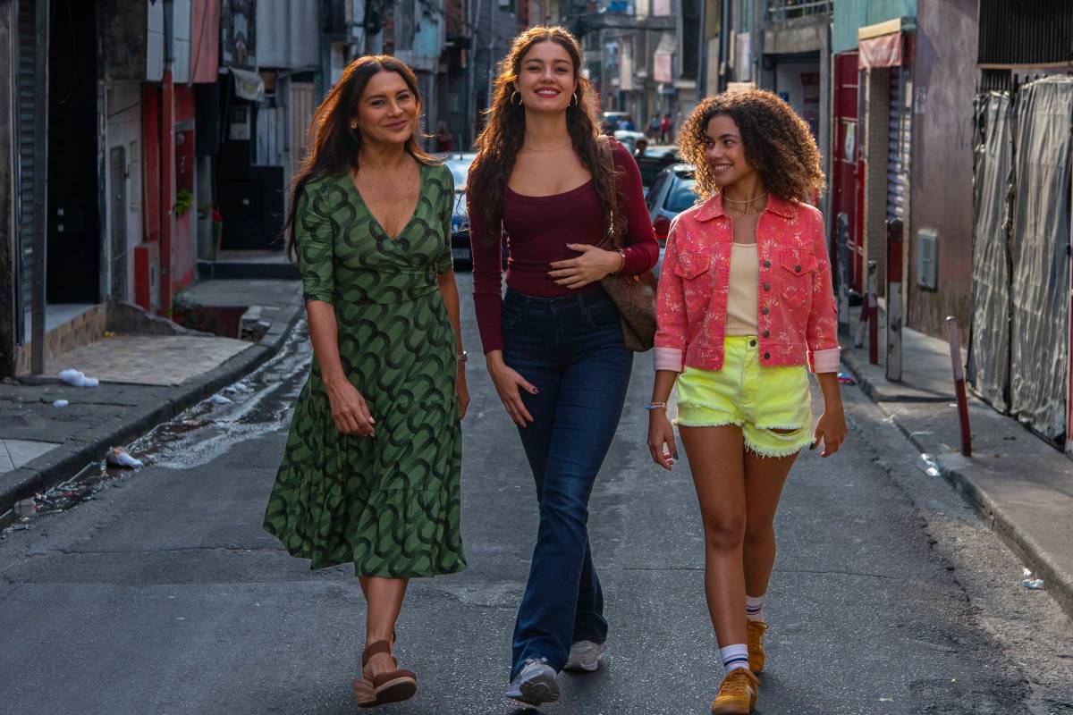 Joélly (Alana Cabral), Gerluce (Sophie Charlotte) e Lígia (Dira Paes) em Três Graças