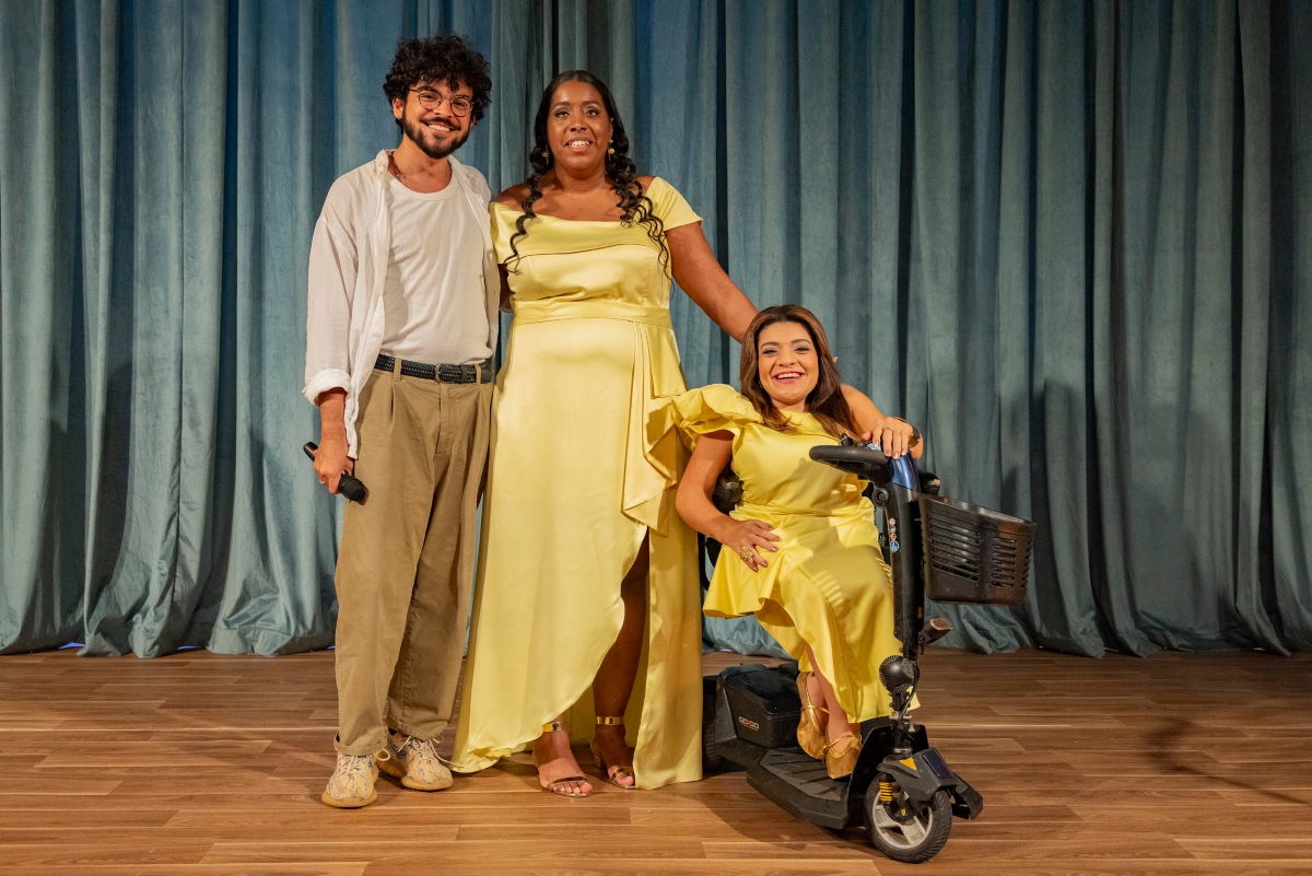 O diretor artístico Matheus Malafaia ao lado das apresentadoras do 'Falas de Acesso', Tatá Mendonça e Pequena Lô Globo/ Fábio Rocha