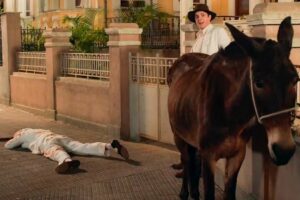 Policarpo derruba Ernesto (Eriberto Leão) com coice em Êta Mundo Melhor