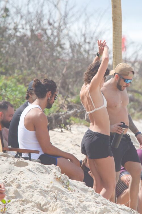 Agatha Moreira e Rodrigo Simas na praia