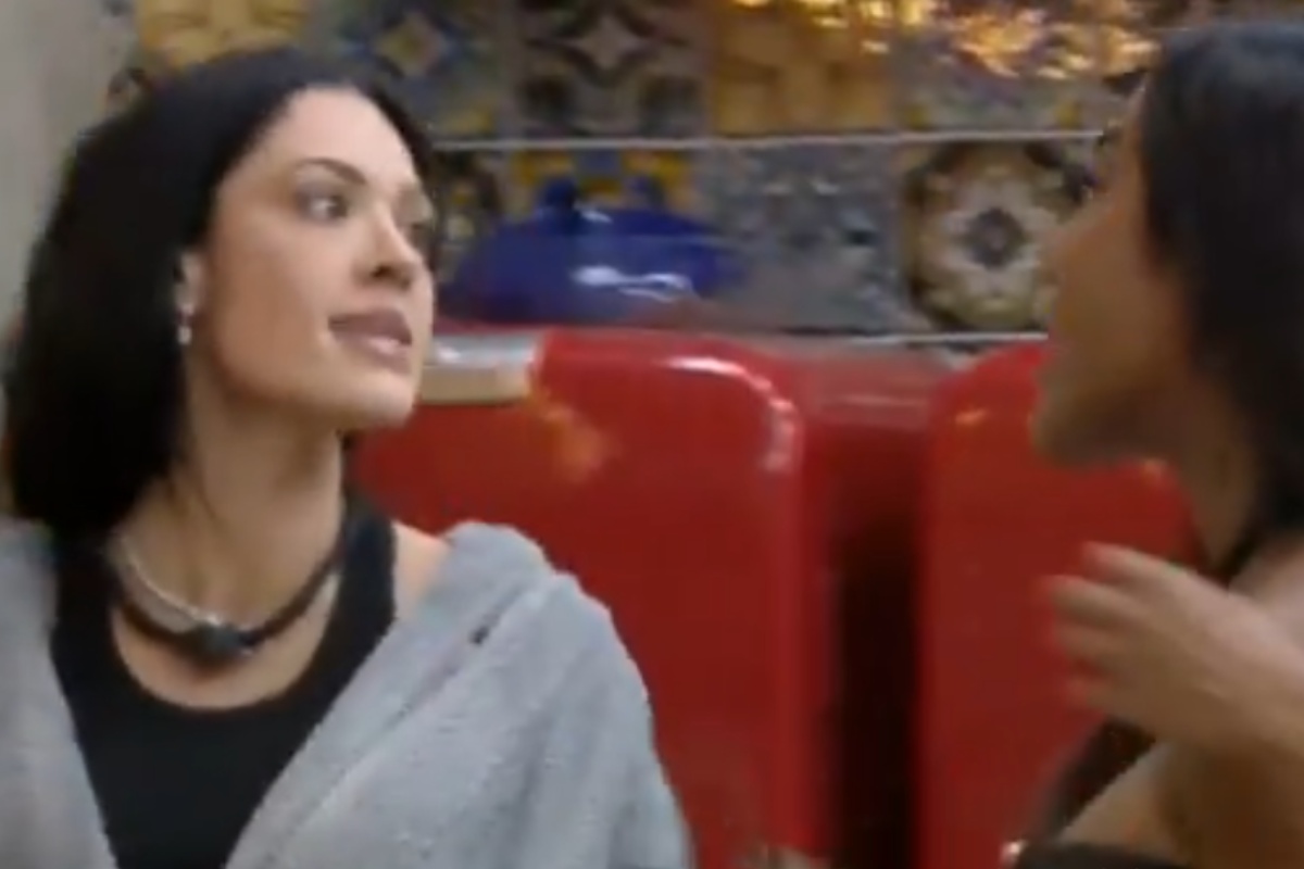 rayane e carol brigando em a fazenda 17