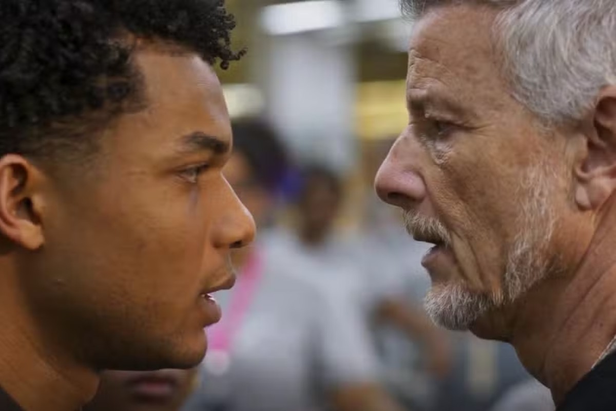 Jaques (Marcello Novaes) e Samuel (Juan Paiva) se enfrentando em 'Dona de Mim'