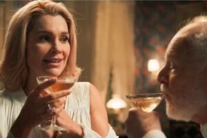 Sandra (Flávia Alessandra) se vê obrigada a beber taça envenenada em Êta Mundo Melhor