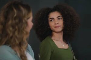 Ana Clara (Samantha Jones) se aproxima mais de Heleninha (Paolla Oliveira) em 