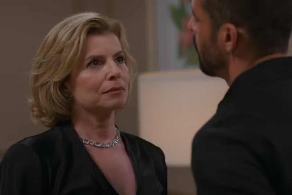 Odete (Debora Bloch) e César (Cauã Reymond) em Vale Tudo