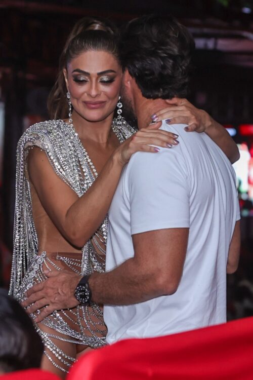 Juliana Paes e o marido na final de samba da Viradouro