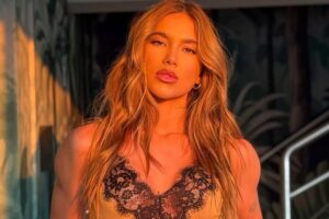 virginia fonseca tomando sol