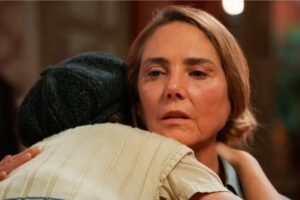 Zulma (Heloisa Périssé) chorado com Samir (Davi Malizia) em 'Êta Mundo Melhor'