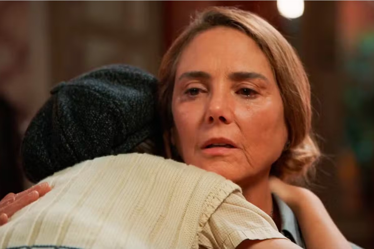 Zulma (Heloisa Périssé) chorado com Samir (Davi Malizia) em 'Êta Mundo Melhor'