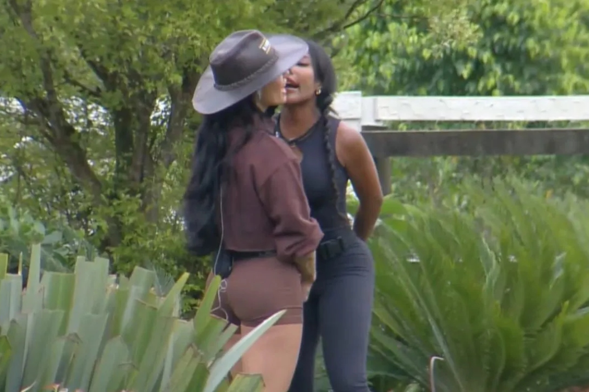 A Fazenda 17 - Carol cospe em Rayane