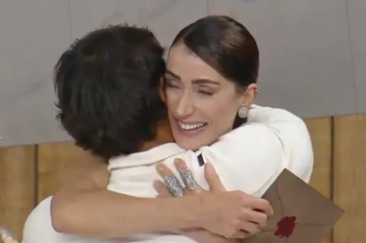 Michelle e Shia abraçados