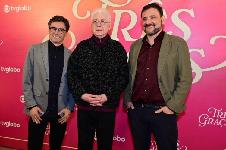 Aguinaldo Silva aos lado dos diretores da novela