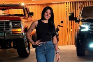 ana castela posando com carrões novos em nova mansão