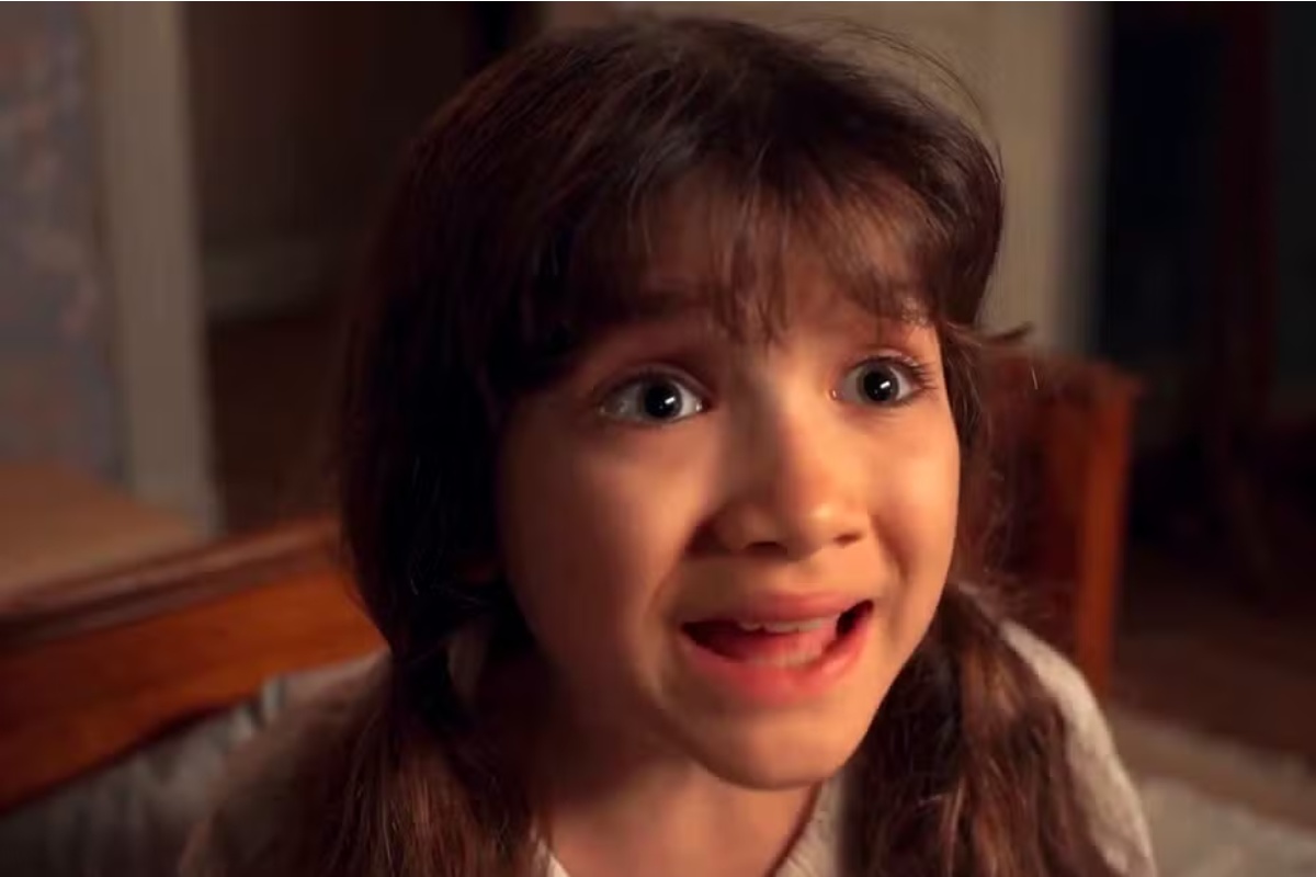 Anabela (Isabelly Carvalho) acredita que encontrou Estela (Larissa Manoela) na rua - Êta MAnabela (Isabelly Carvalho) acredita que encontrou Estela (Larissa Manoela) na rua em 'Êta Mundo Melhor'