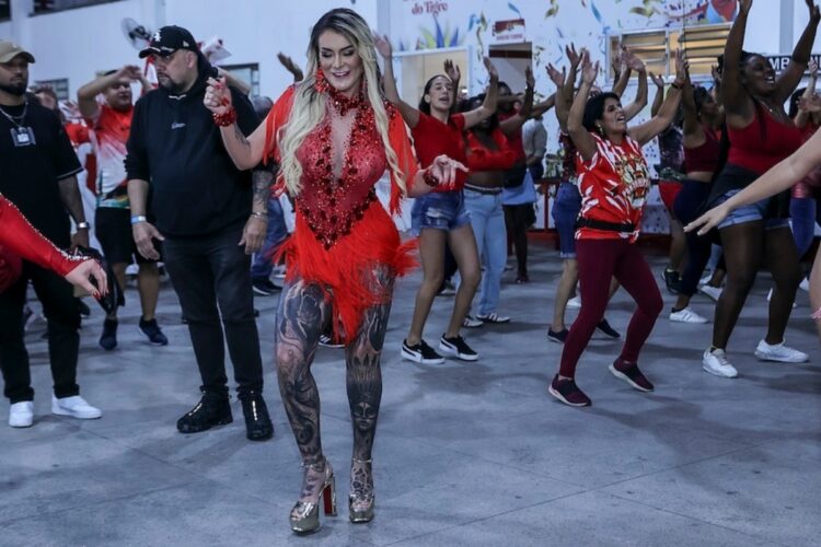 Andressa Urach no ensaio da Porto da Pedra 