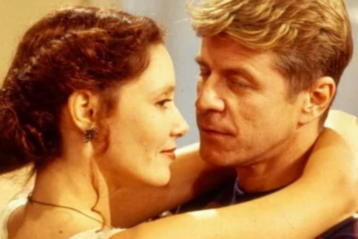 Andrezza (Thaís de Campos) abraçada com Raul (Miguel Falabella) em 