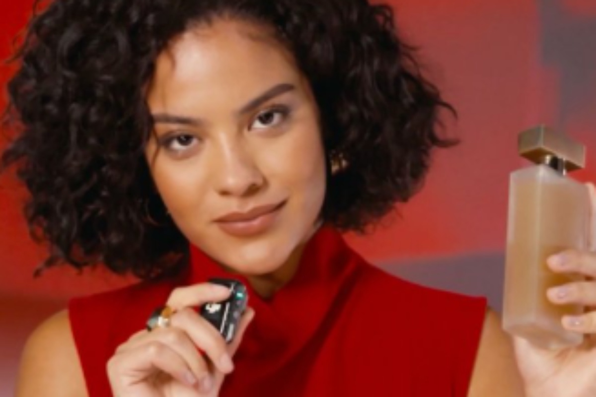 bella campos com perfume em campanha do bradesco