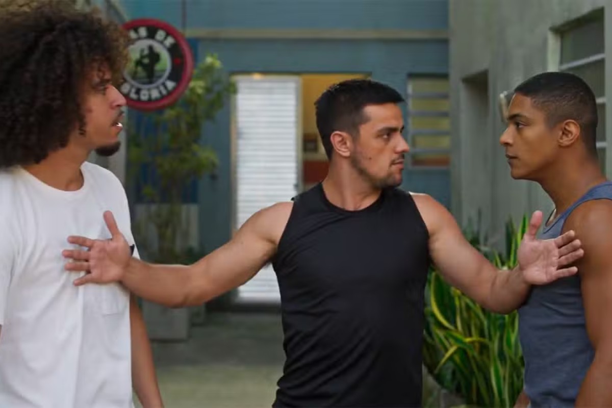 Marlon (Humberto Morais) e Ryan (L7nnon) brigam por causa de Kami (Giovanna Lancellotti) em Dona de Mim