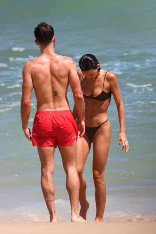 Bruna Marquezine e João Guilherme na praia