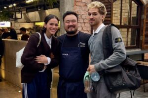 Bruna Marquezine e João Guilherme juntos em restaurante em SP