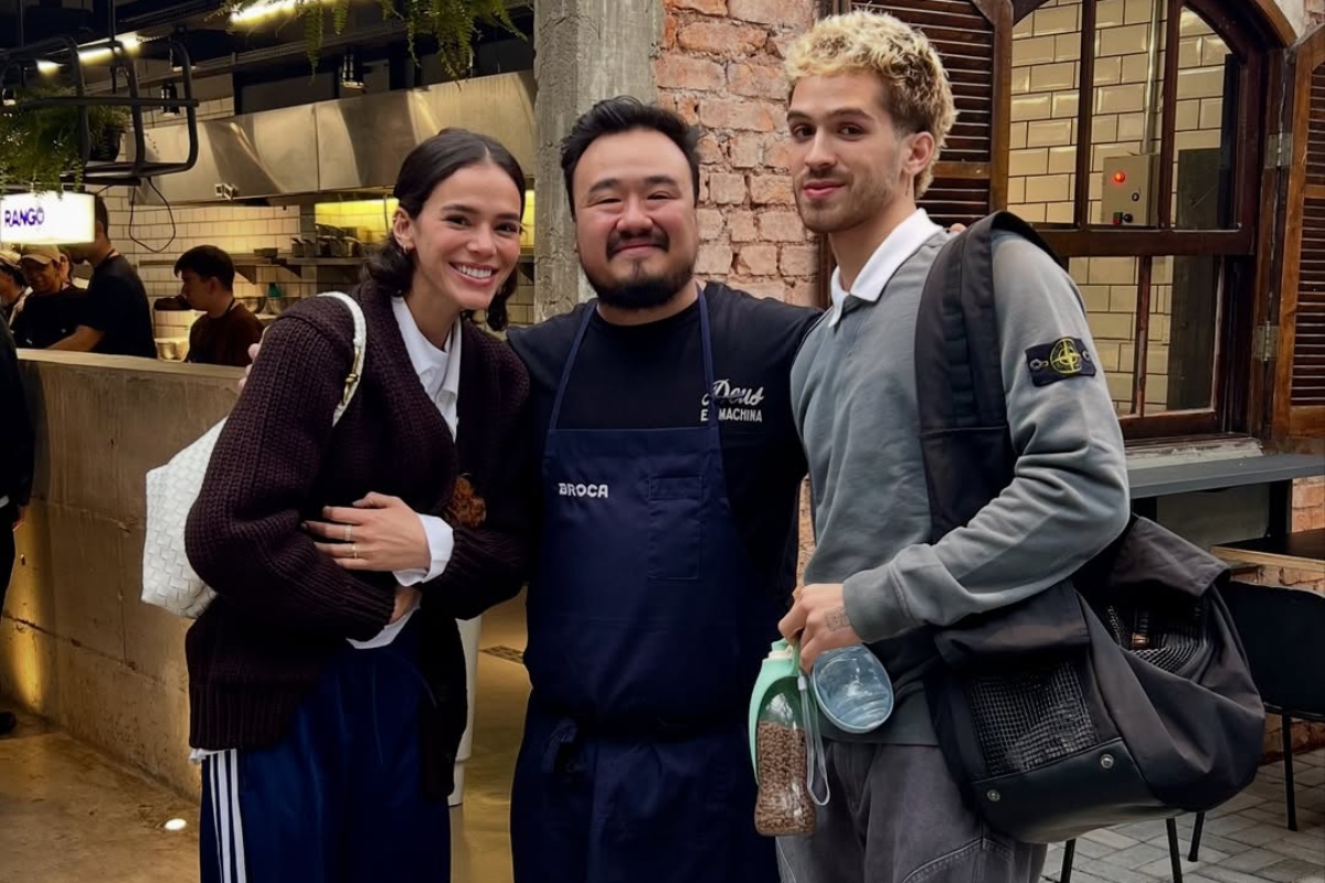 Bruna Marquezine e João Guilherme juntos em restaurante em SP
