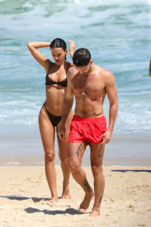 Bruna Marquezine e João Guilherme na praia