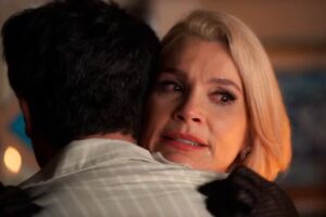 Sandra (Flávia Alessandra) diz a Candinho (Sergio Guizé) que aceita se entregar para a polícia em Êta Mundo Melhor