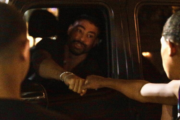 Cauã Reymond cumprimenta fã após  gravações de 'Vale Tudo' em Copacabana