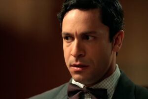 Celso (Rainer Cadete) recebe ameaça por escrito de Sandra (Flávia Alessandra) em Êta Mundo Melhor