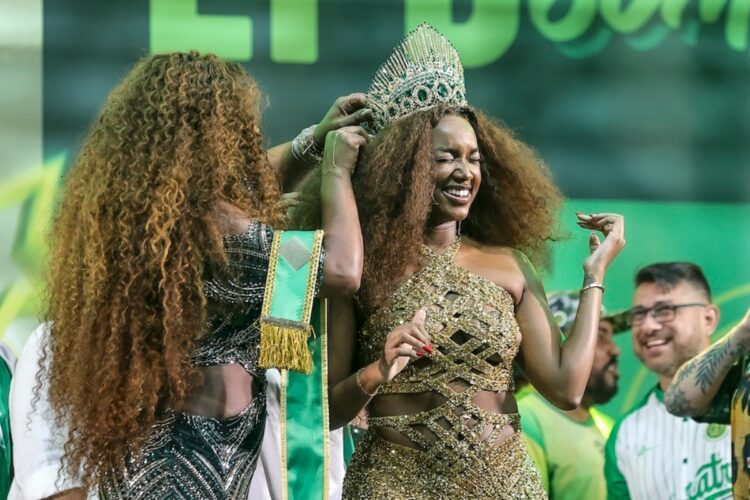 Cris Vianna coroa IZA rainha de bateria da Imperatriz Leopoldinense