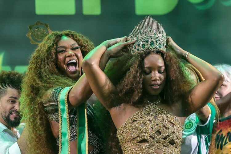 Cris Vianna coroa IZA rainha de bateria da Imperatriz Leopoldinense