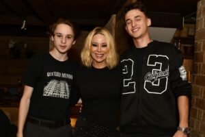 Danielle Winits e os filhos no Festival do Rio