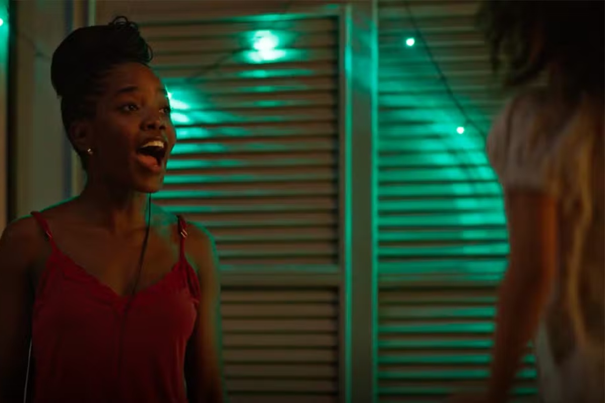 Sofia (Elis Cabral) recebe bronca de Leo (Clara Moneke), que acabará gritando com a menina em 'Dona de Mim'