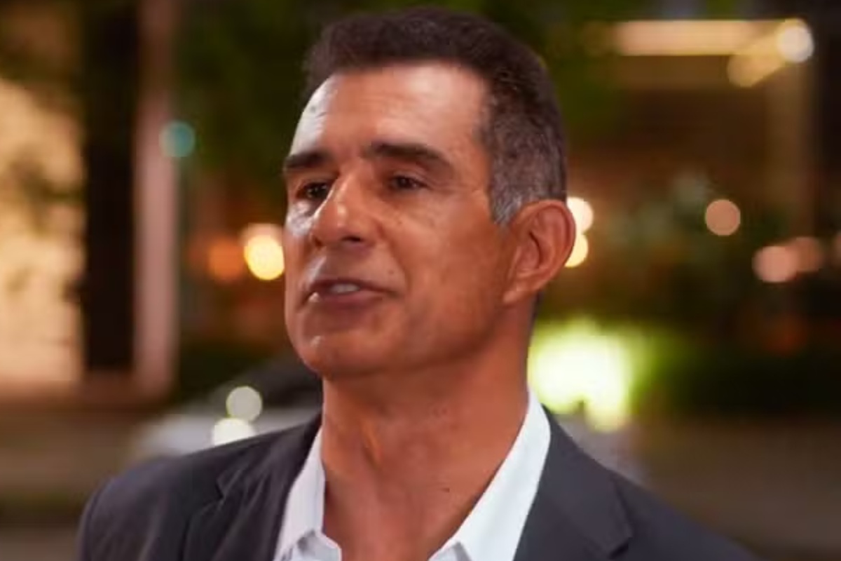 Ricardo é atropelado por um caminhão no meio da rua em Dona de Mim