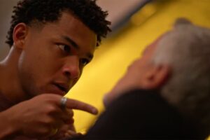 Samuel (Juan Paiva) apontando dedo para Jaques (Marcello Novaes) em 