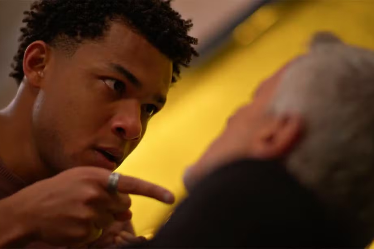 Samuel (Juan Paiva) apontando dedo para Jaques (Marcello Novaes) em