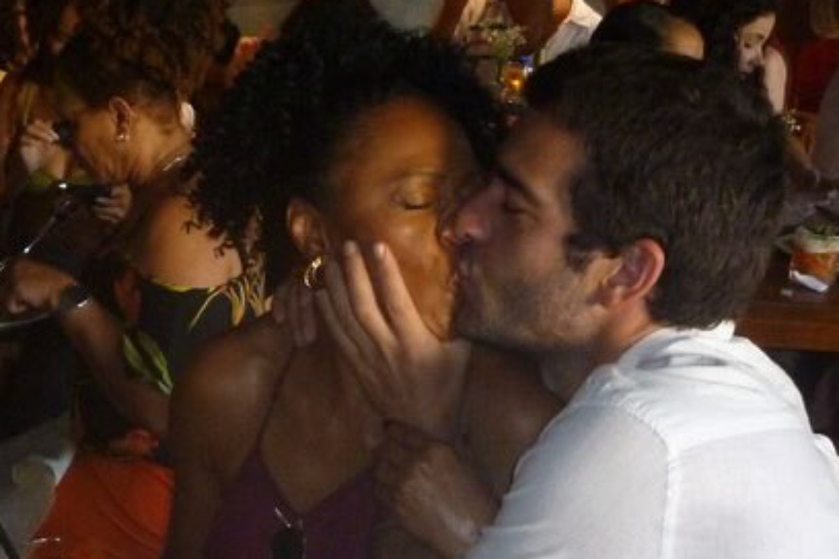 edvana carvalho e humberto carrão se beijando