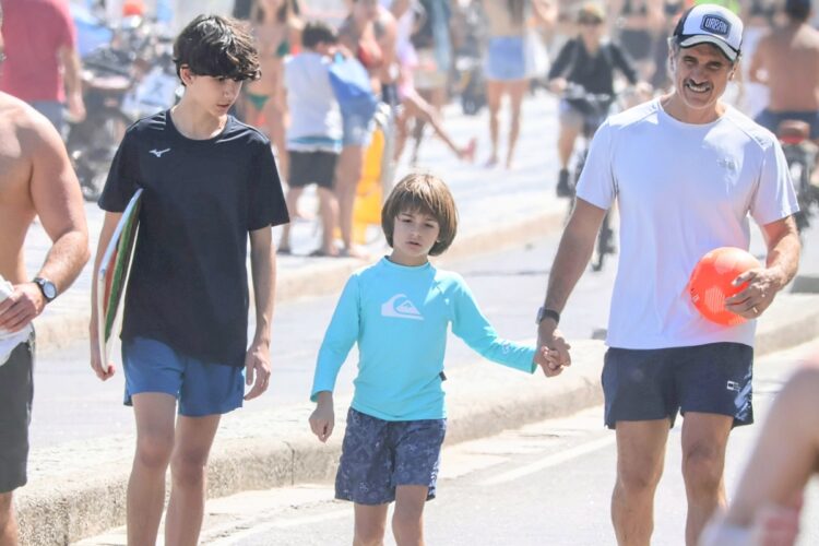 Eriberto Leão e os filhos no calçadão