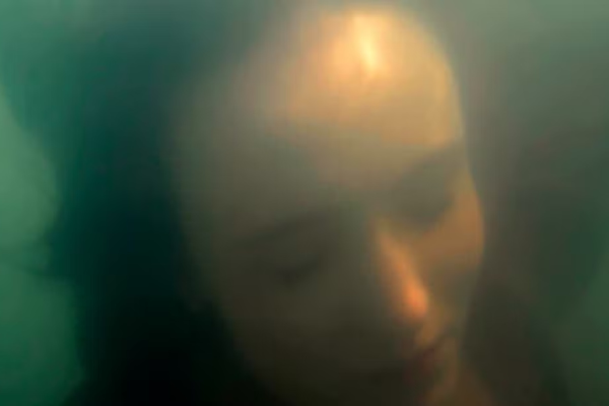 Estela (Larissa Manoela) afunda no lago após ser sequestrada por Ernesto (Eriberto Leão) em 'Êta Mundo Melhor'