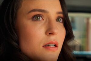 Estela (Larissa Manoela) fica chocada ao descobrir informações sobre a sua vida em Êta Mundo Melhor