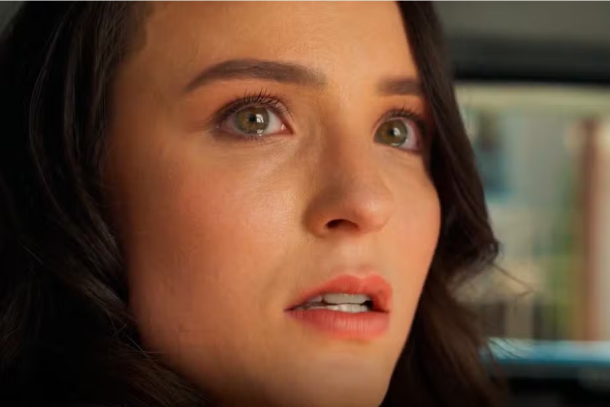 Estela (Larissa Manoela) fica chocada ao descobrir informações sobre a sua vida em Êta Mundo Melhor