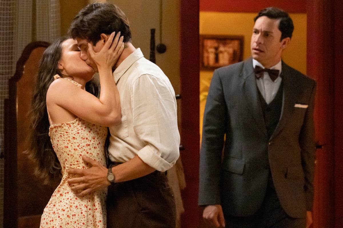 Estela (Larissa Manoela) beija Túlio (Cadu Libonatti) na frente de Celso (Rainer Cadete) em 