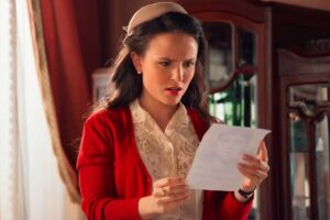 Estela (Larissa Manoela) recorre a documento para saber se Anabela (Isabelly Carvalho) é mesmo a sua irmã em 'Êta Mundo Melhor'