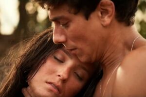 Estela (Larissa Manoela) desiste de fuga e volta para a casa de Túlio (Cadu Libonati) em Êta Mundo Melhor