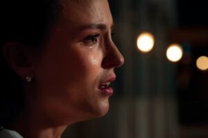 Estela (Larissa Manoela) foge da casa de Túlio (Cadu Libonati) em Êta Mundo Melhor