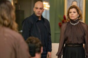 Afonso (Humberto Carrão) e Odete (Debora Bloch) estarrecidos ao ver Heleninha (Paolla Oliveira) entrar com Leonardo (Guilherme Magon) em Vale Tudo