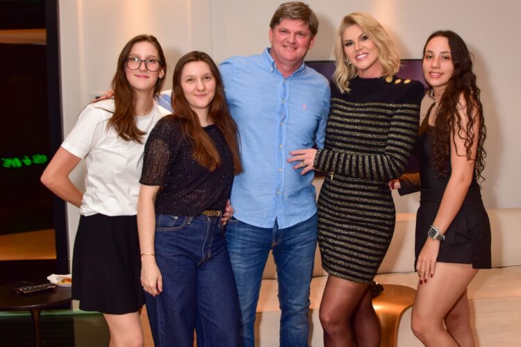 Val celebrou os 20 anos dos filhos em família