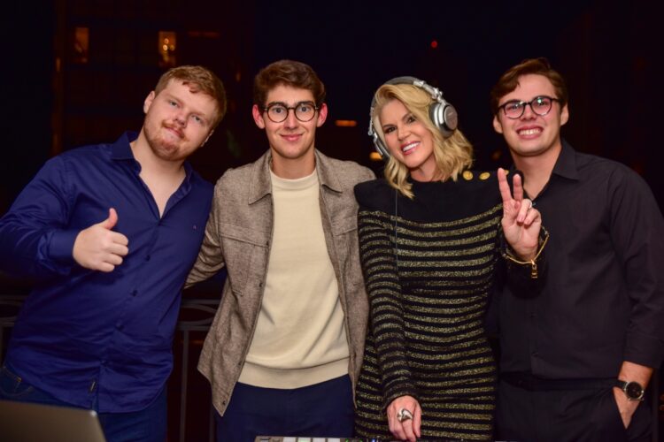 Val celebrou os 20 anos dos filhos